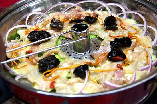 老奶奶都不扶就扶你什么梗,老奶奶不扶就服你下一句