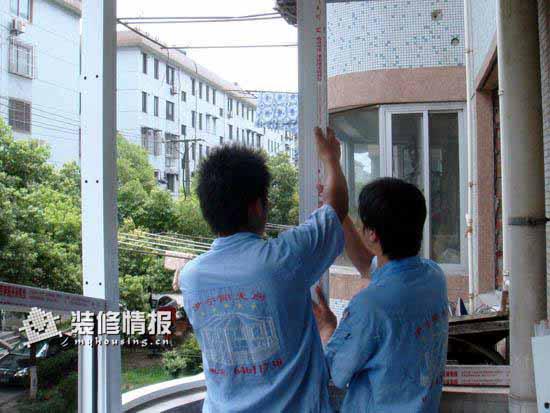 如何安装铝合金门窗滑轮视频,门窗安装门窗制作