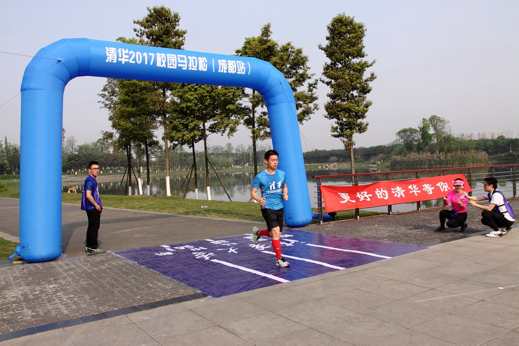 环球同跑迎校庆，清华校友锦城湖畔展英姿（原创）