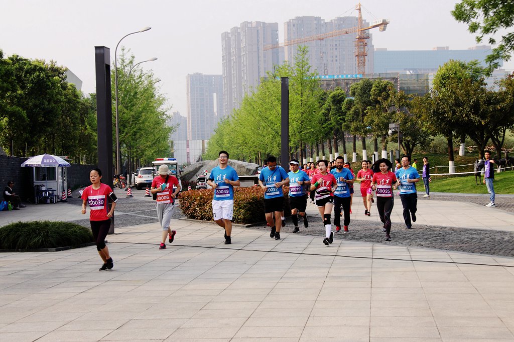 环球同跑迎校庆，清华校友锦城湖畔展英姿（原创）