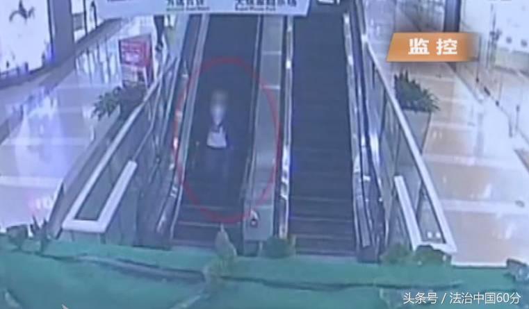 男子偷女子钱包,男子盗窃女友包