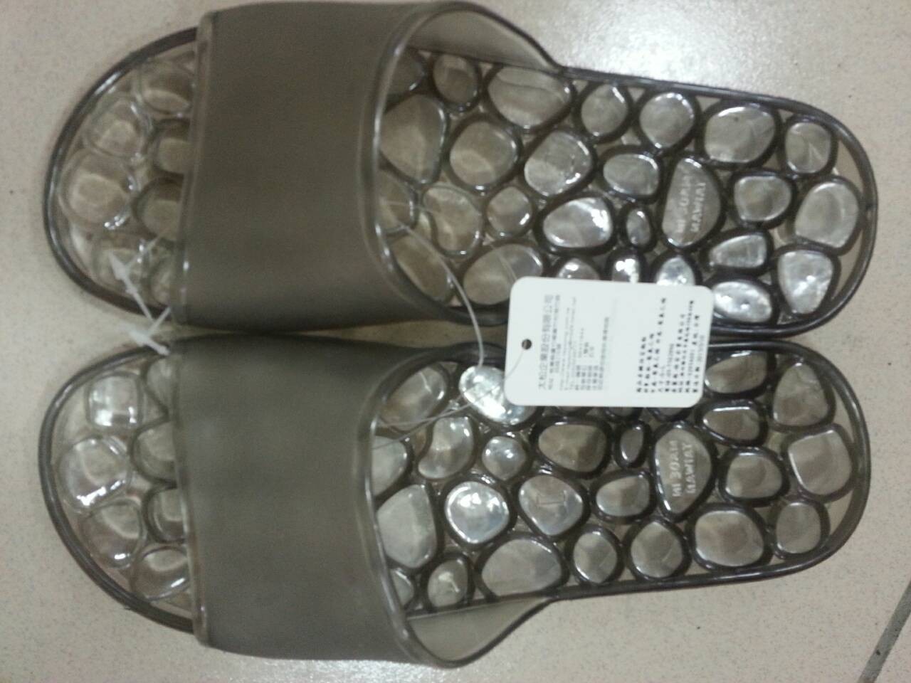 蕾哈娜xPUMA出「果冻拖鞋」网惊呆：一定来过台湾厕所