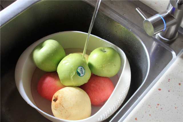 净水机净化出健康的水,万元净水机