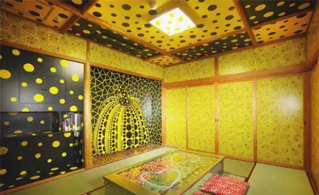 草间弥生跨界玩室内设计，你敢住进这样扎眼的房间吗？！