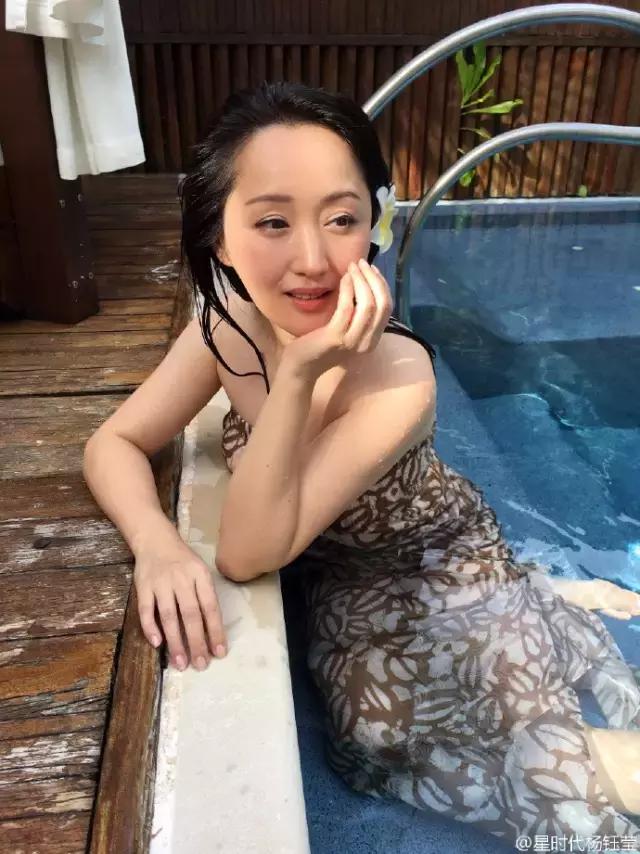 她曾是国民初恋,因谣言消失10年,如今45岁仍优雅甜美!