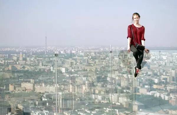 极限运动高楼攀岩视频,蜘蛛侠迈尔斯超帅自拍