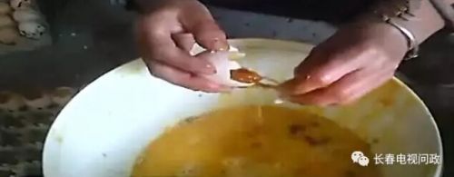 长春一实蛋黑加工点用涂料桶搅拌蛋液、加料延长保质期被取缔