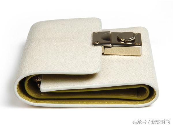 当遇上米色珍珠鱼皮具，珍珠鱼皮革的珍珠光彩才终于名副其实