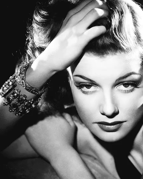 她改短了自己的名字，竟迅速大红大紫，一周收到250封求爱信