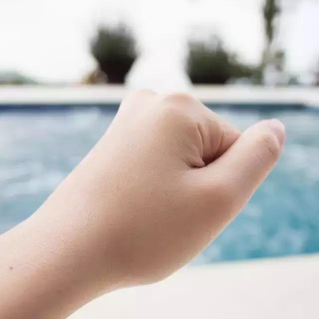 用什么防晒霜整天都晒不黑的,夏天怎样晒太阳不被晒黑