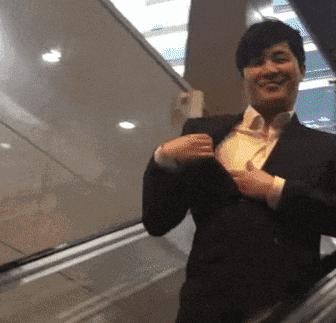 约会的时候女朋友老是玩手机,约会的时候女朋友太紧张怎么办