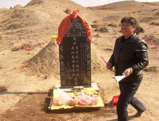 后人给先人立碑有啥讲究,农村在墓前立碑的讲究有哪些