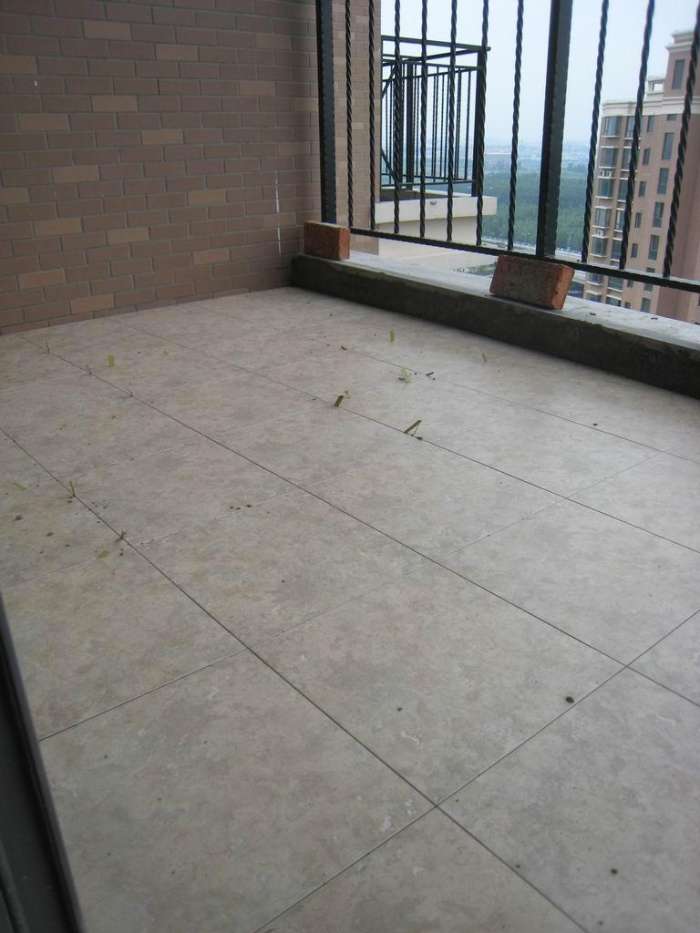 家里的瓷砖砸了一个小点怎么修复,地面瓷砖砸坏一个大坑怎么修补