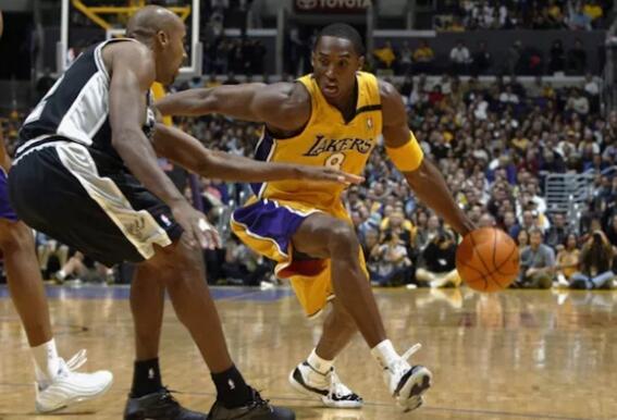 科比真正意义上的第一双耐克鞋,盘点科比的每一双球鞋