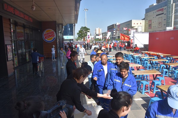 定州大世界大宴三天环卫工人