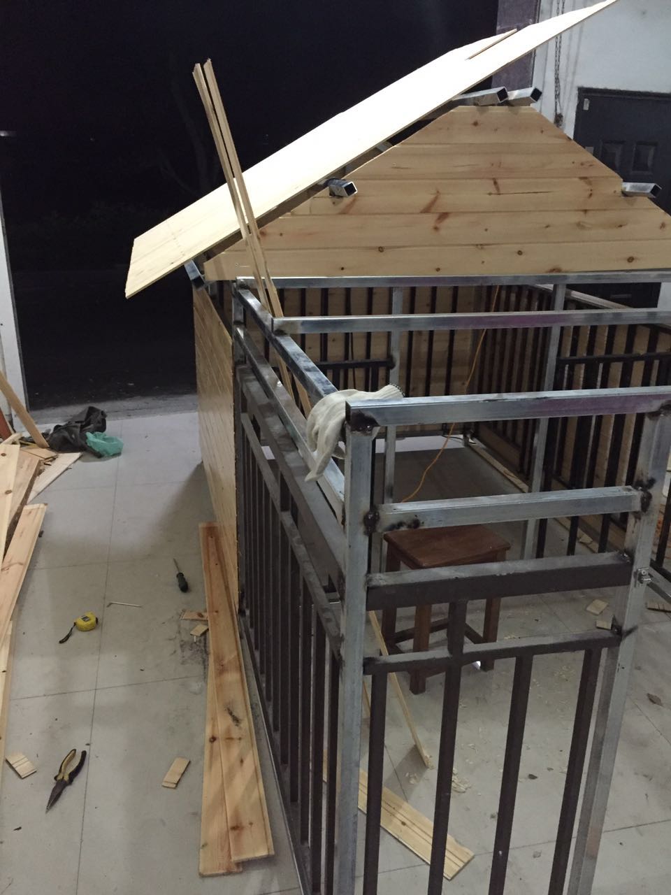 怎么给狗狗做个简易的狗窝,如何自制狗狗户外防雨大型狗窝