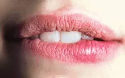 别让嘴唇纹暴露了你的年龄,淡化唇纹超级有效的方法
