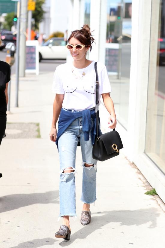 毫不费力的时髦感只需一条牛仔裤,想穿修身一点但不紧身的裤子