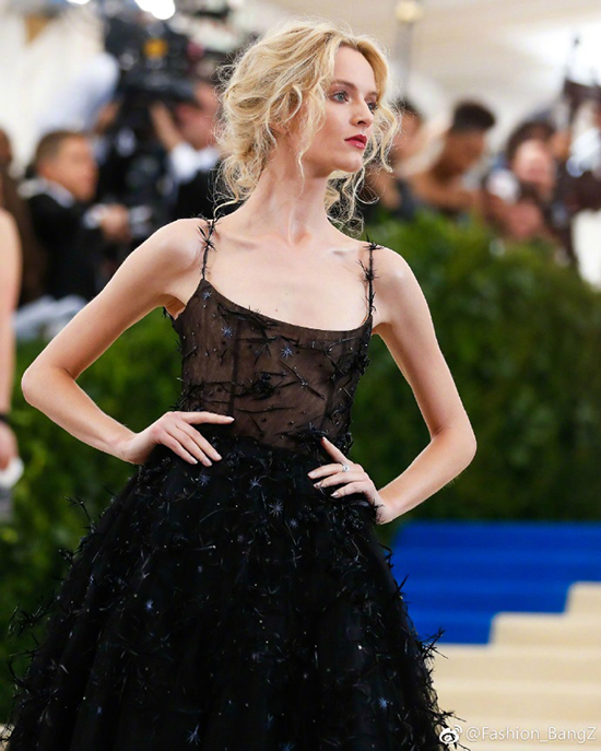 大幂幂大表姐美得稳妥可我更喜欢“玩很大”的日日和水果姐！