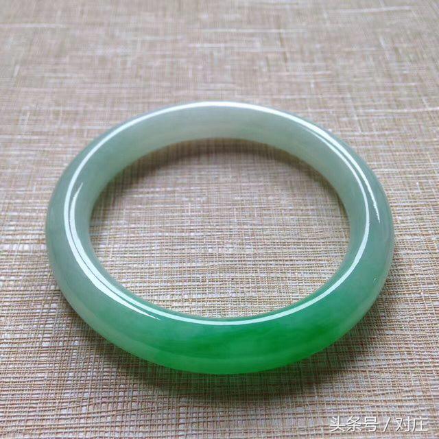 翡翠手镯戴在左手好还是右手,翡翠手镯是戴左手好还是戴右手好