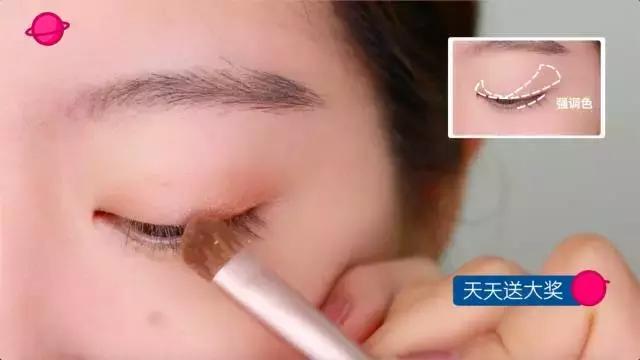 学生党用四色眼影盘可搞定妆容,适合新手的眼影盘一盘搞定全脸