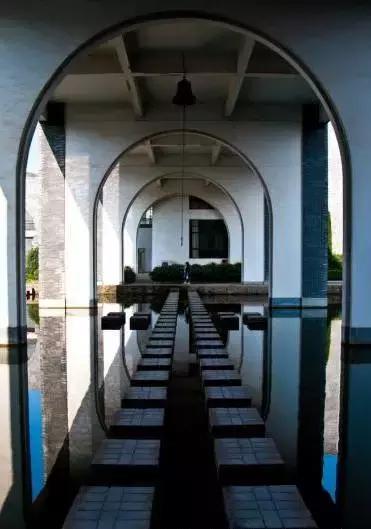 这所颜值逆天的学校，不仅是剧组常驻地，连教授都是国内一线明星