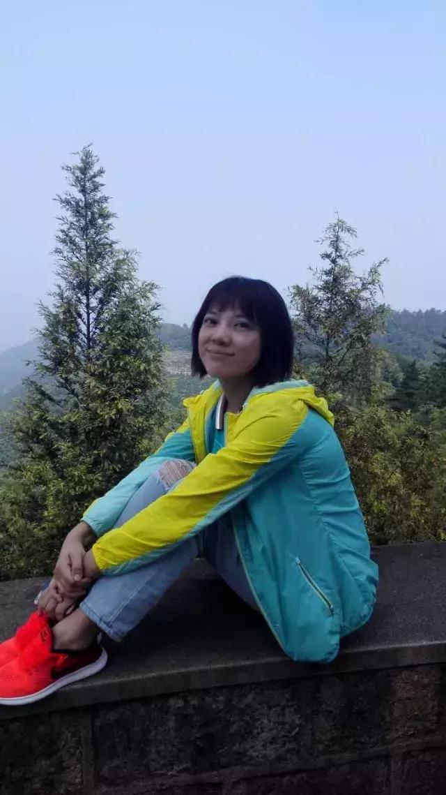 她是掌管千人集团内政的女副总，也是小九金服“行走的鸡汤”