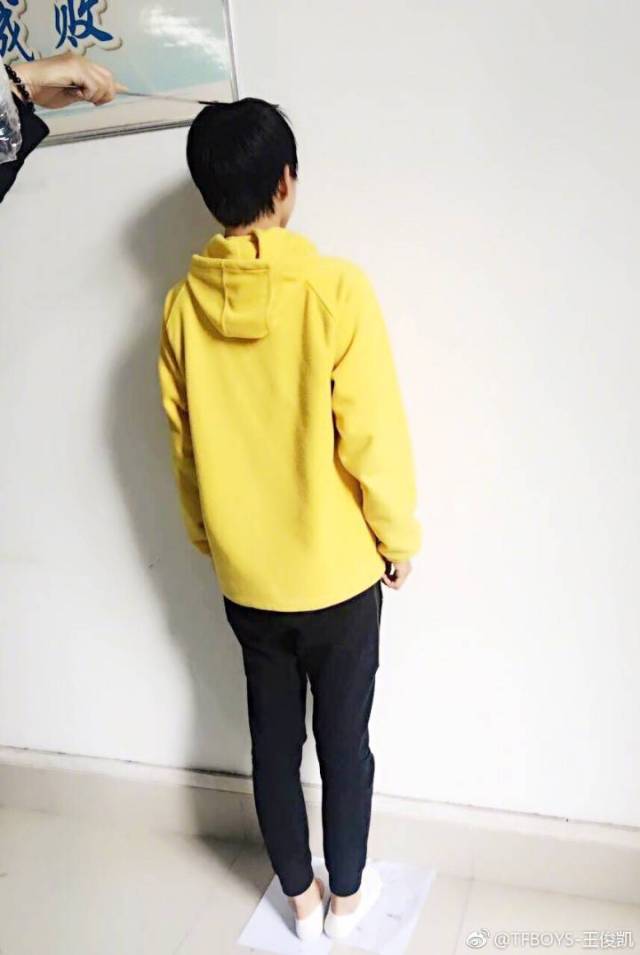 王俊凯身高有没有182,王俊凯高182cm腿长107cm