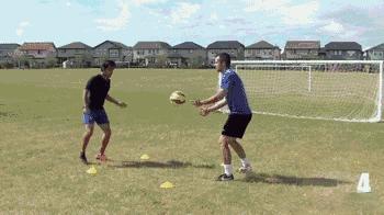 足球实战技巧训练,足球基本功球感练习在家里