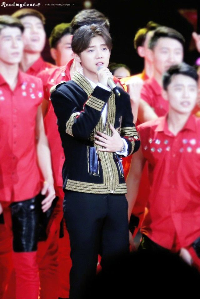 鹿晗“激扬青*梦春**”五四优秀青年,玩会身穿王子装帅气献唱