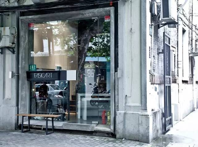 现在潮人去哪里买衣服便宜,潮人衣服哪里拿货便宜一点