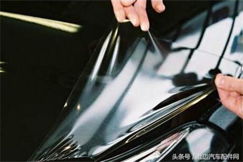 汽车前挡贴膜后有很多微小的气泡,汽车前挡风贴膜有气泡多久会消失