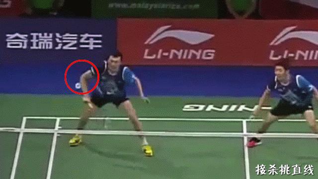 羽毛球杀球过程中挥拍是放松的吗,羽毛球如何挥拍不伤手腕与肘关节