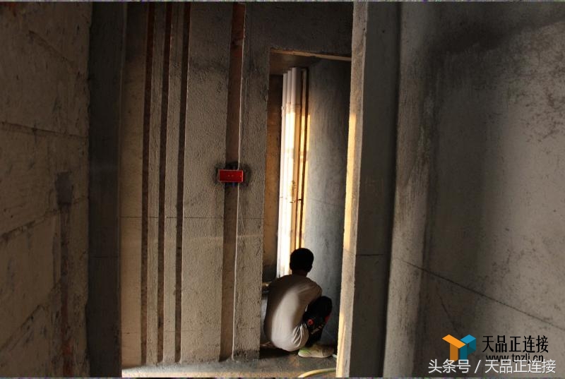 天品水电施工,天品工程纯水泥贴砖