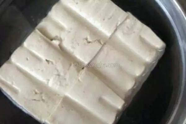 吃素就吃蛋白质丰富得豆腐，好吃到连盘子都能吃掉