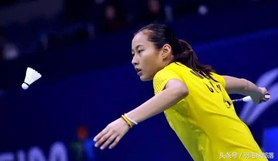 最会打羽毛球的美女,清纯美女打羽毛球准备活动视频