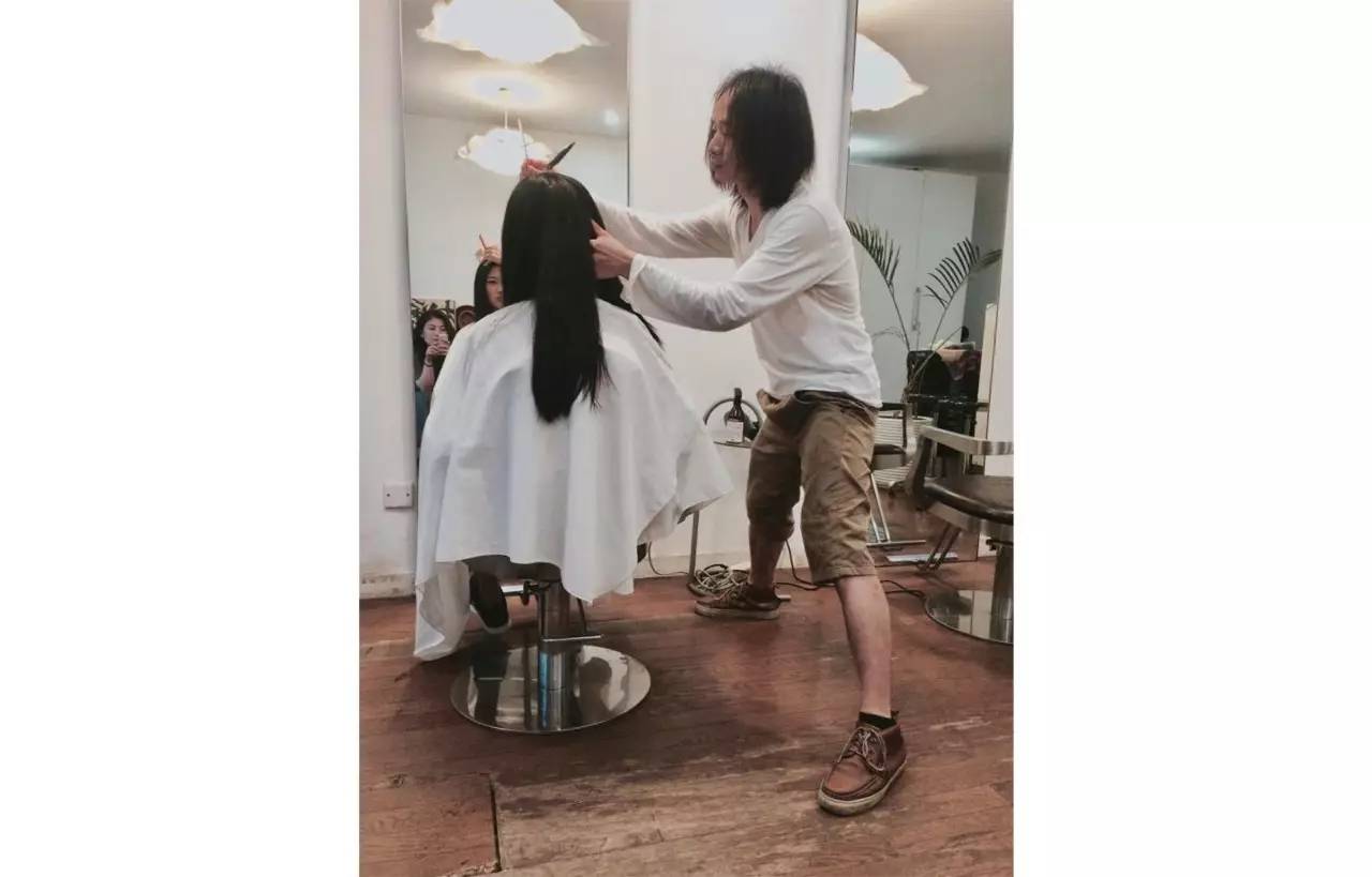 她们为别人穿的衣服,最后都一件一件脱了下来