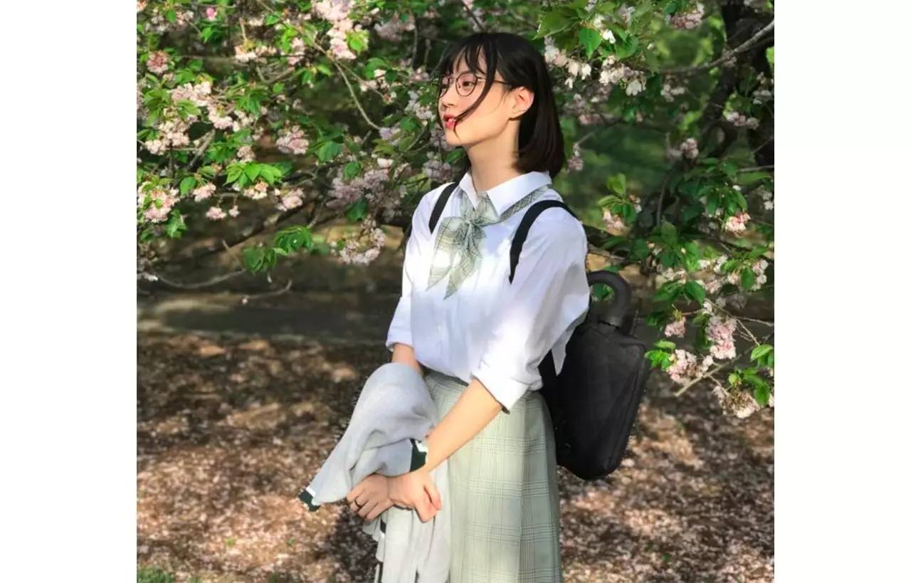 她们为别人穿的衣服,最后都一件一件脱了下来