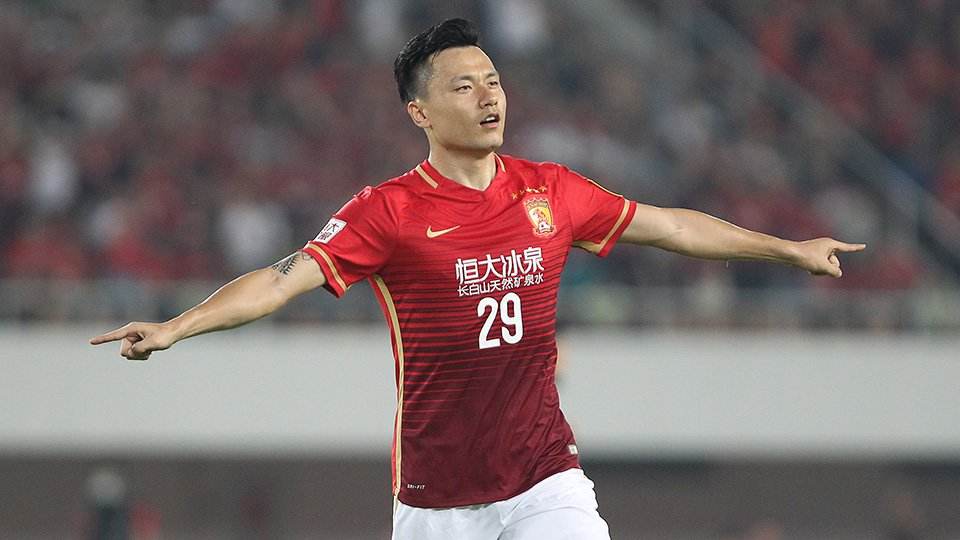 郜林精彩停球过人,郜林再现世界级停球