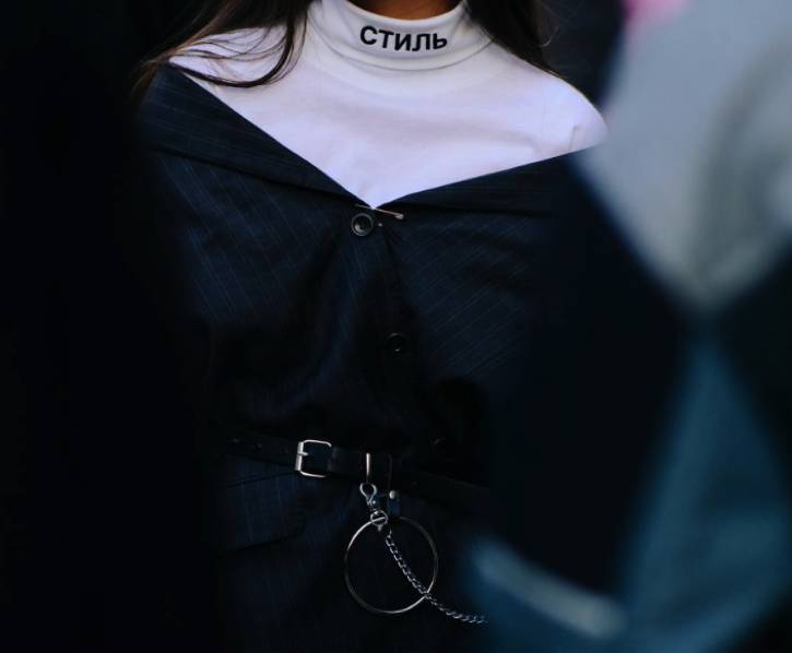 试着在衣服上添加超热门小玩意——别针！