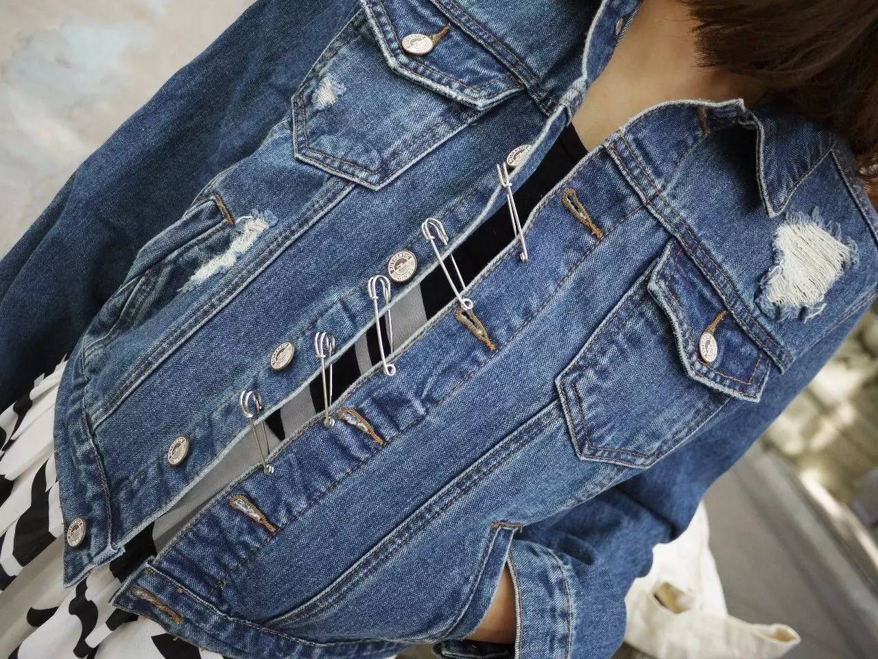 试着在衣服上添加超热门小玩意——别针！