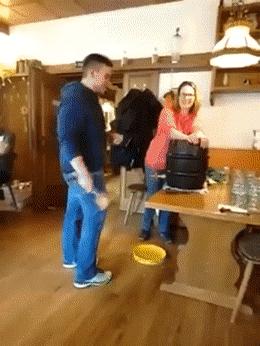 别以为站那么远就射不着你,真是浪费一桶酒