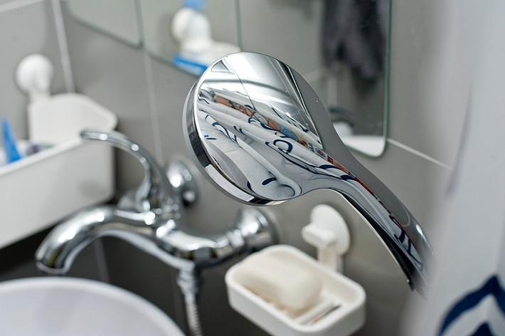 花洒出水孔太细怎样清理,花洒喷头有污垢怎么处理