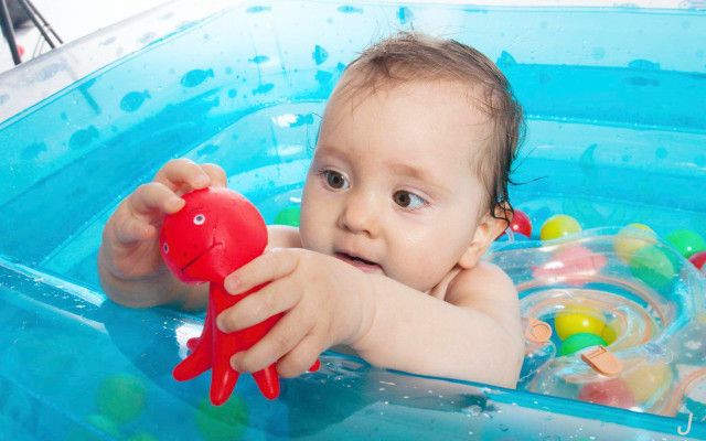 宝宝一洗澡就哭，学会5个方法1秒停止哭闹