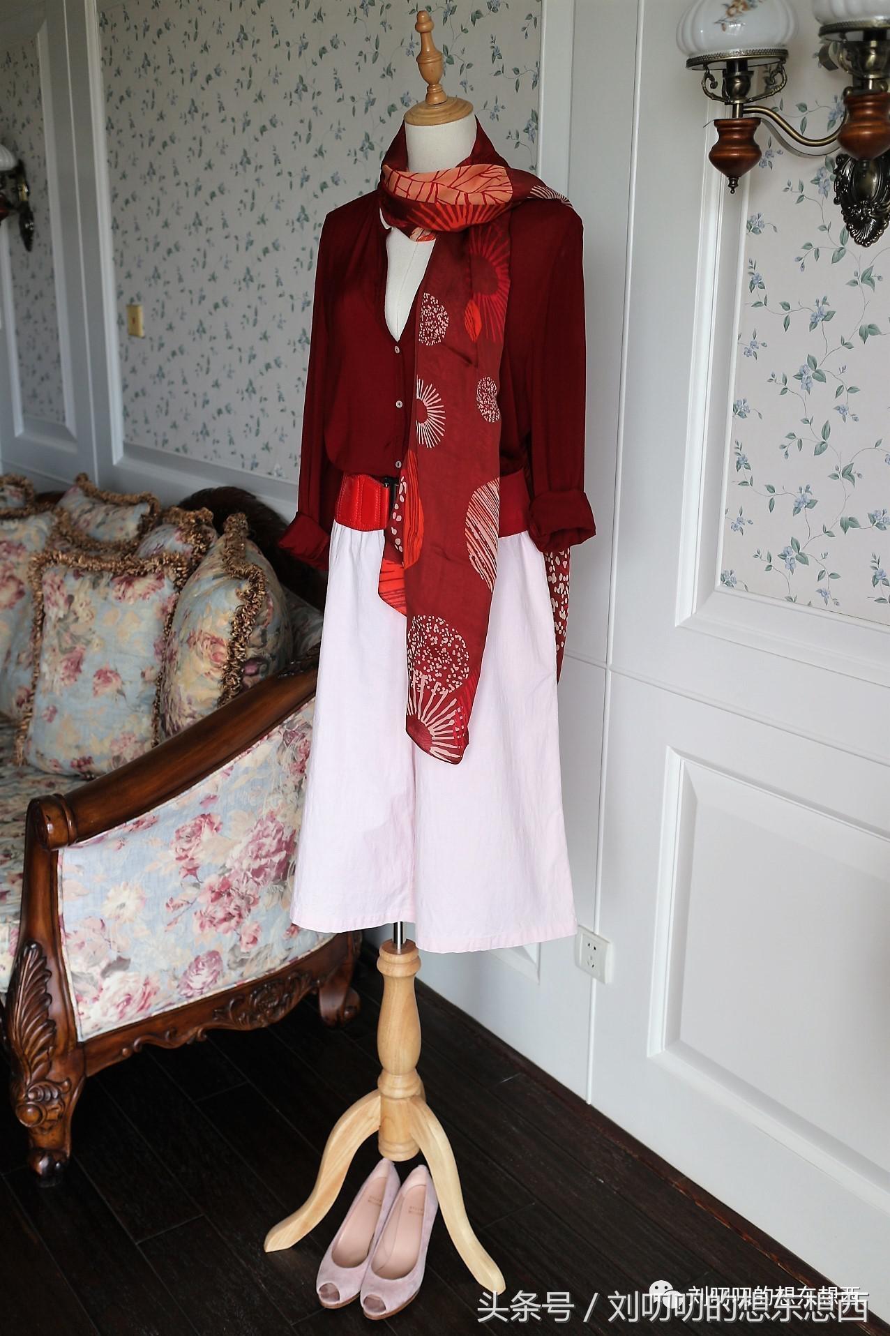 一身红可以很霸气也可以很妖娆-一日一Look素色衬衫四