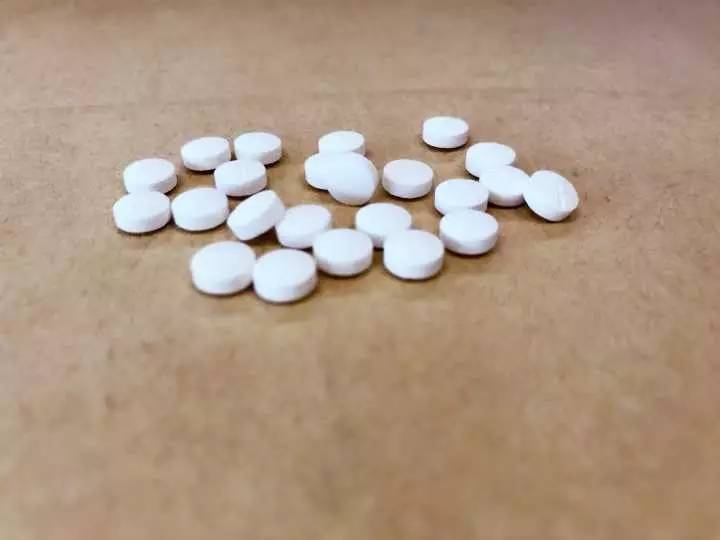 李老汉治糖病，一时省了钱，却最因低血糖昏迷，成了植物人