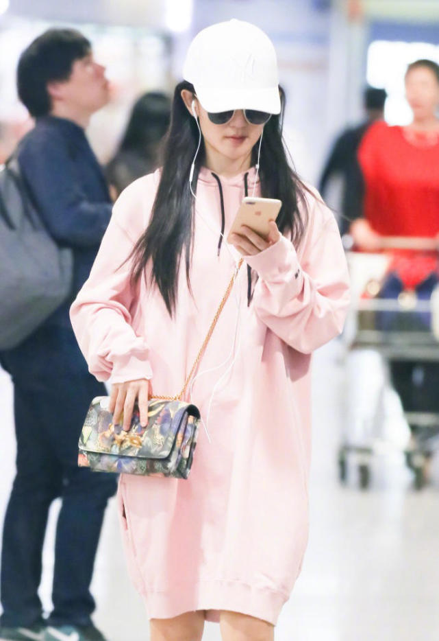 谢娜适合的穿衣风格,谢娜最新穿搭土味十足