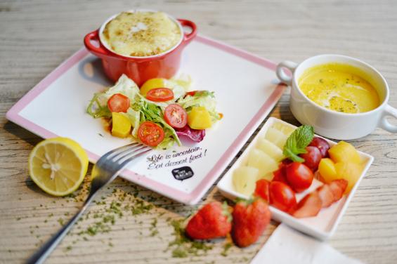 邱莹莹应勤初次咖啡馆见面,欢乐颂邱莹莹咖啡馆瑞幸