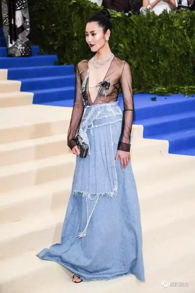 刘雯背的水桶包,刘雯旅行背的包