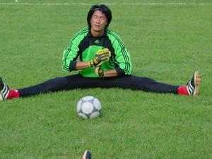 国足门将失误进球视频回放,国足门将颜骏凌对比王大雷